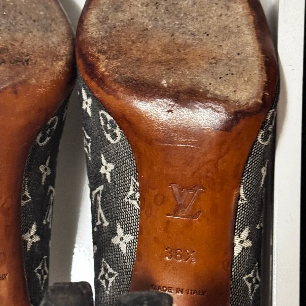 AUTHENTIC Louis Vuitton LV Monogram Chain-Link Accents Pumps
